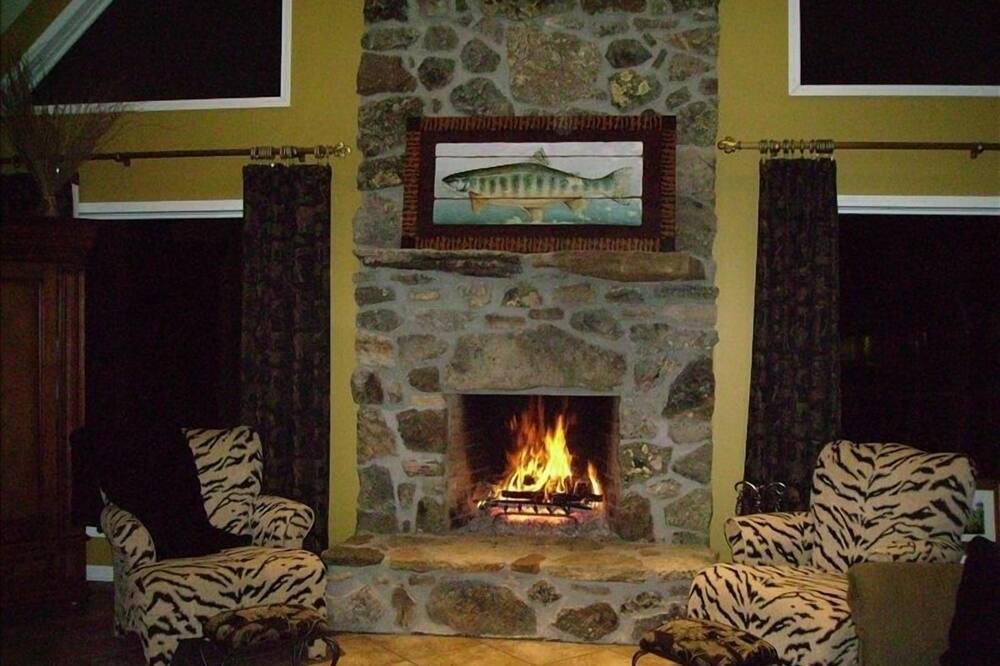 Photo of Livingroom in Van Buren
