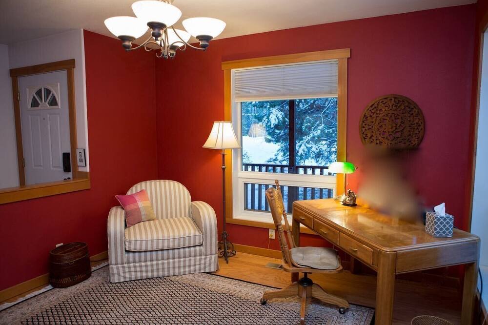 Photo of Livingroom in Oregon Water Wonderland