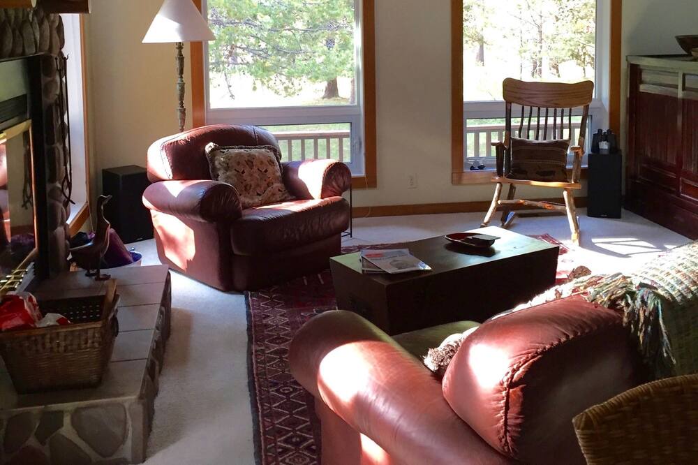 Photo of Livingroom in Oregon Water Wonderland