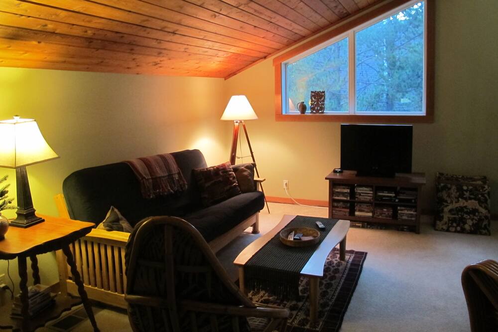 Photo of Livingroom in Oregon Water Wonderland