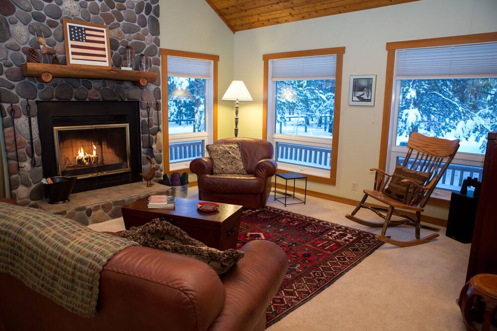 Photo of Livingroom in Oregon Water Wonderland