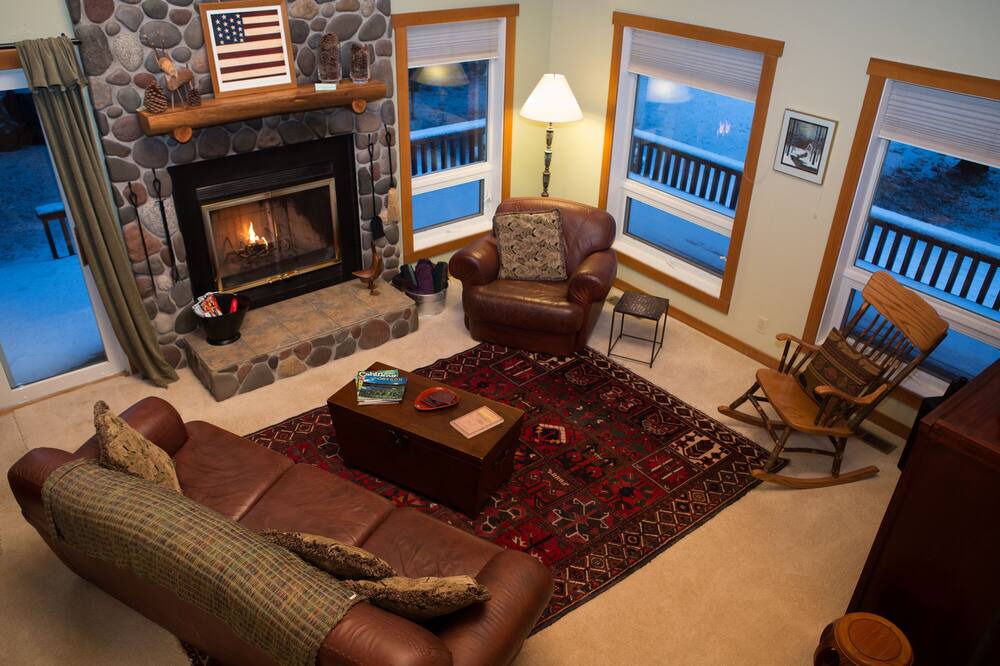 Photo of Livingroom in Oregon Water Wonderland