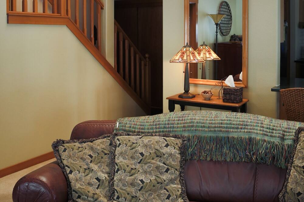 Photo of Livingroom in Oregon Water Wonderland