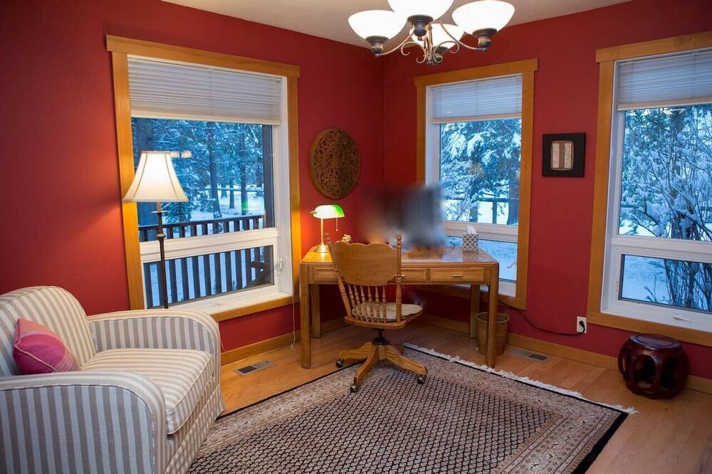 Photo of Livingroom in Oregon Water Wonderland