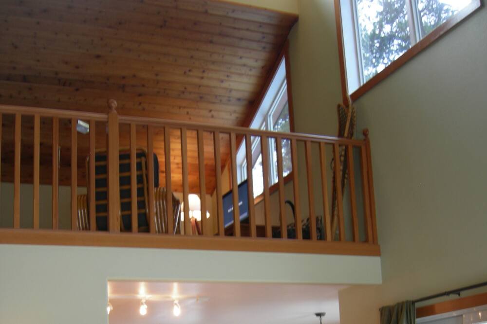 Photo of Livingroom in Oregon Water Wonderland
