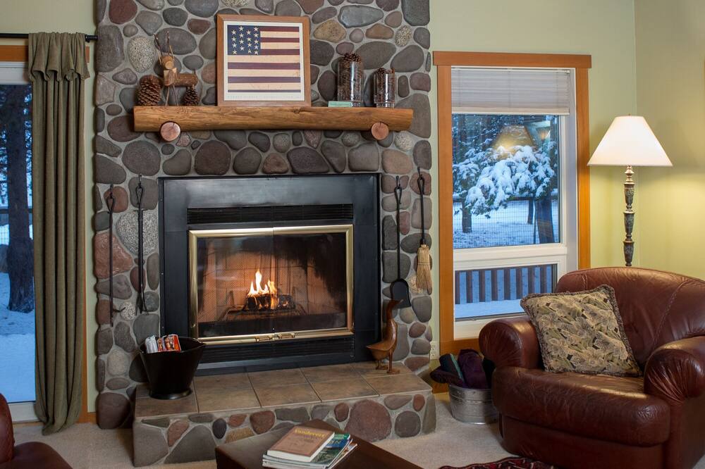 Photo of Livingroom in Oregon Water Wonderland