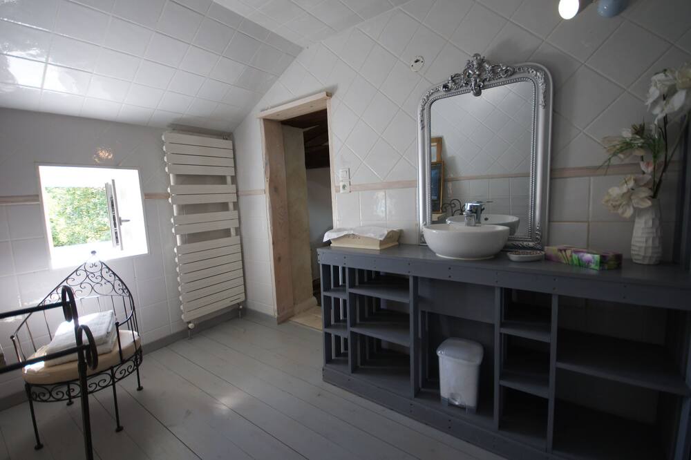 Photo of Bathroom in Castelnau-sur-l'Auvignon
