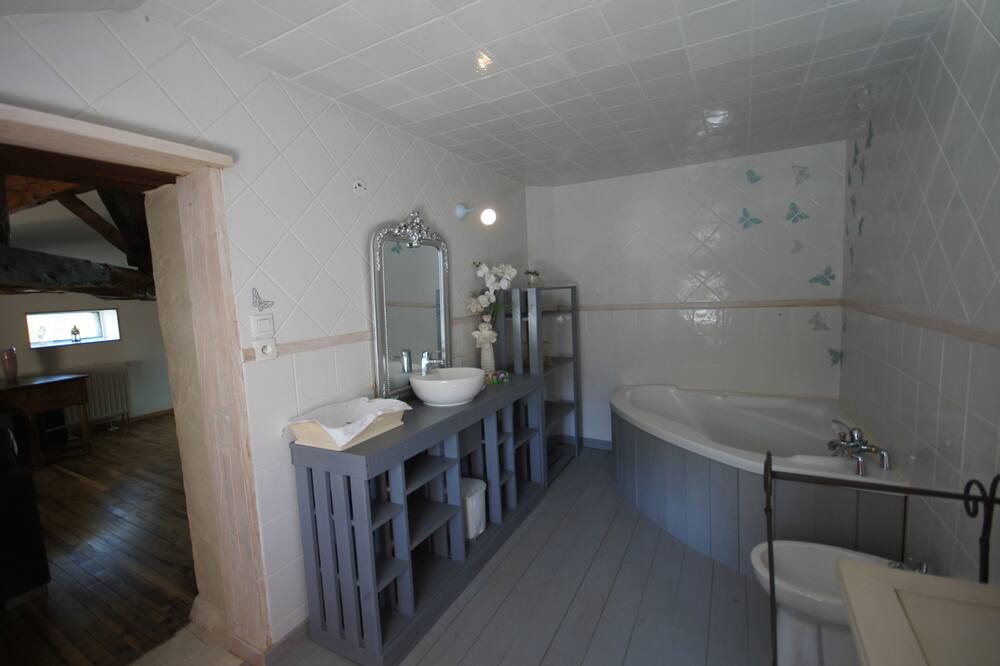 Photo of Bathroom in Castelnau-sur-l'Auvignon