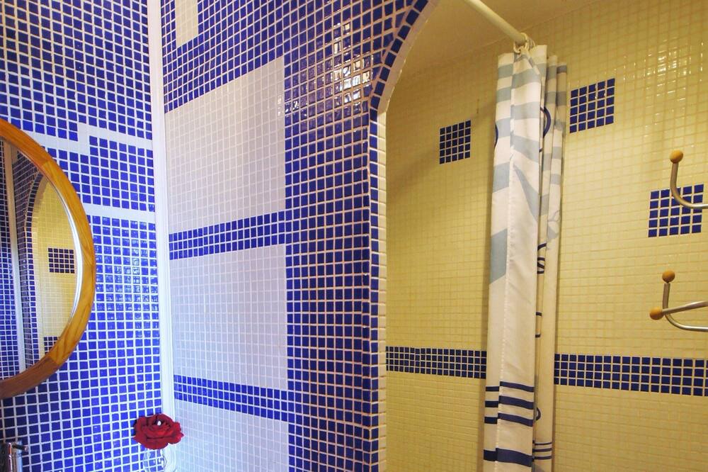 Photo of Bathroom in Castelnau-sur-l'Auvignon