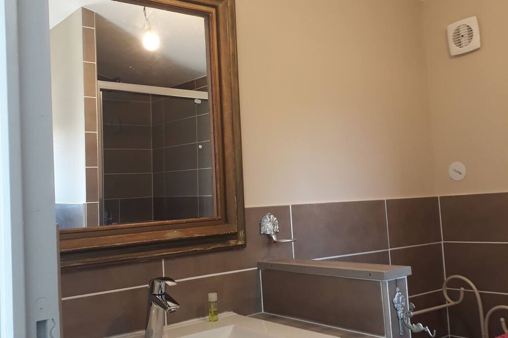 Photo of Bathroom in Capestang