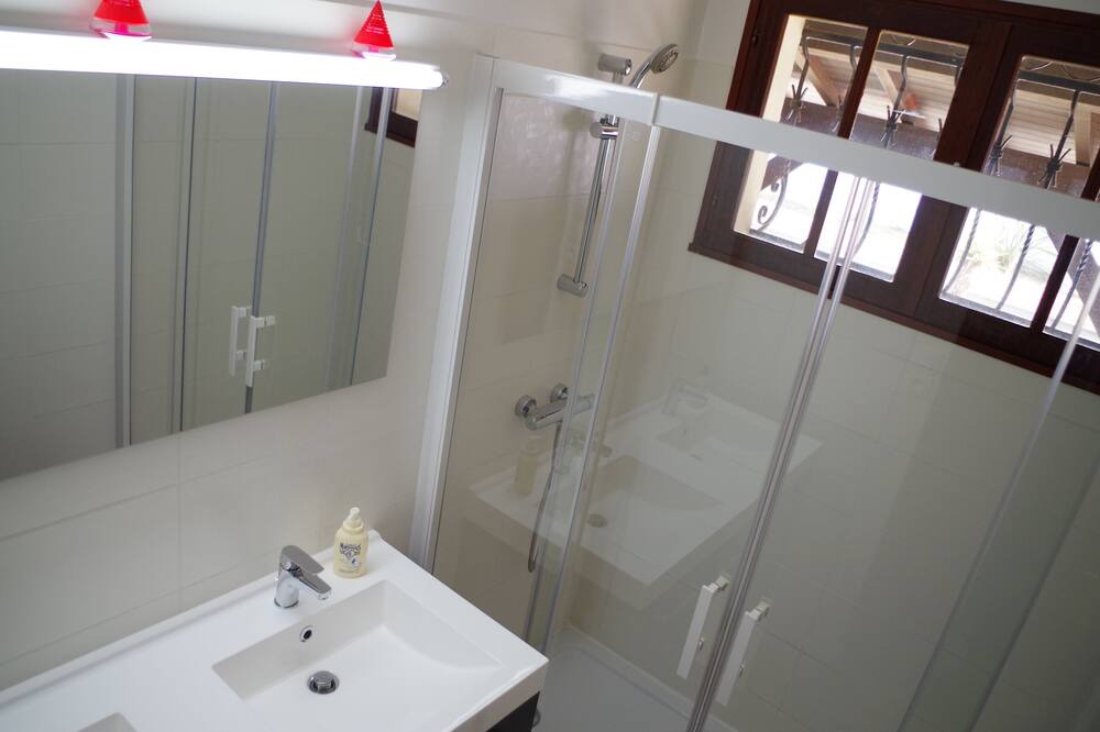 Photo of Bathroom in Le Canon