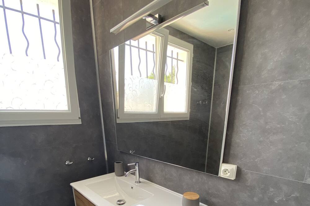 Photo of Bathroom in Saint-Genis