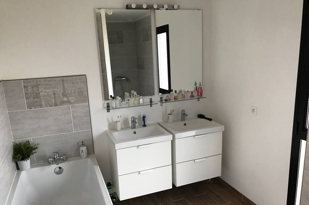 Photo of Bathroom in Belbeuf