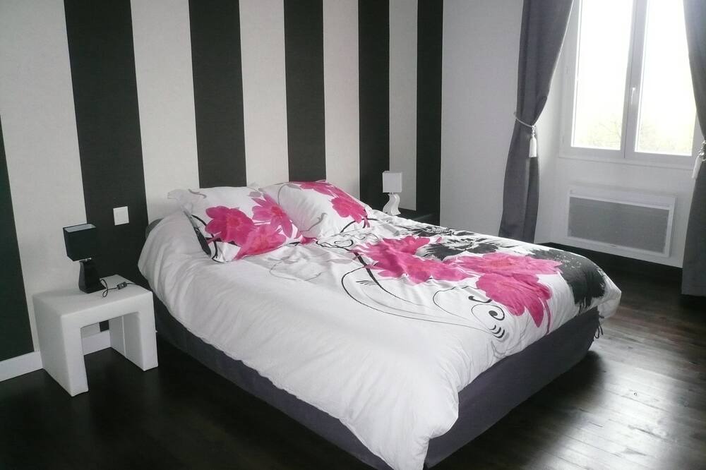 Photo of Bedroom in Montirat