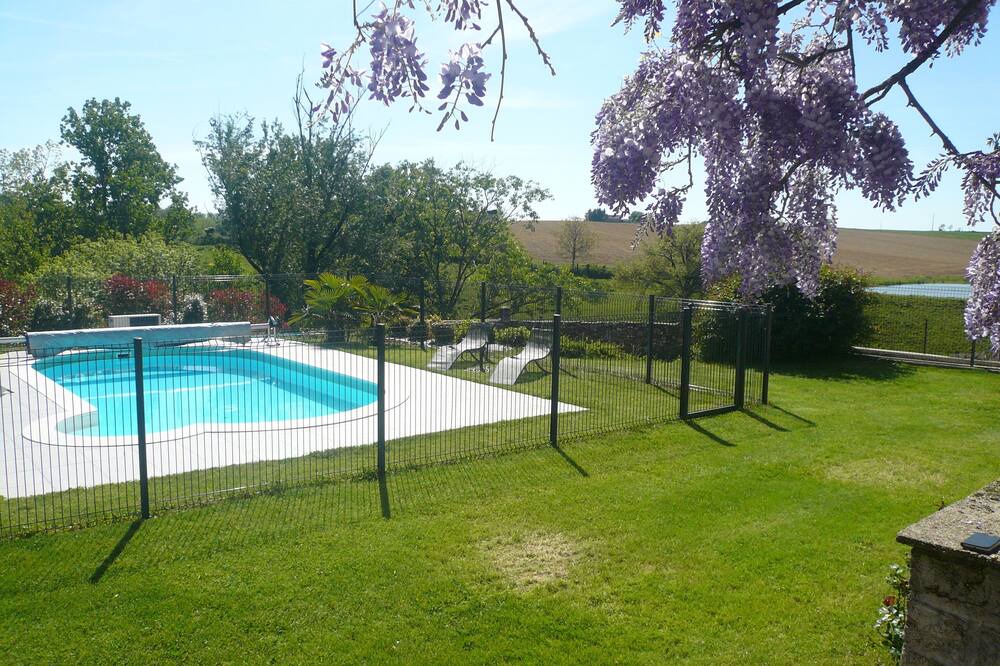 Photo of Outdoor in Montirat