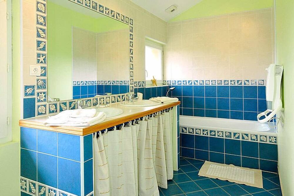 Photo of Bathroom in Aubiet