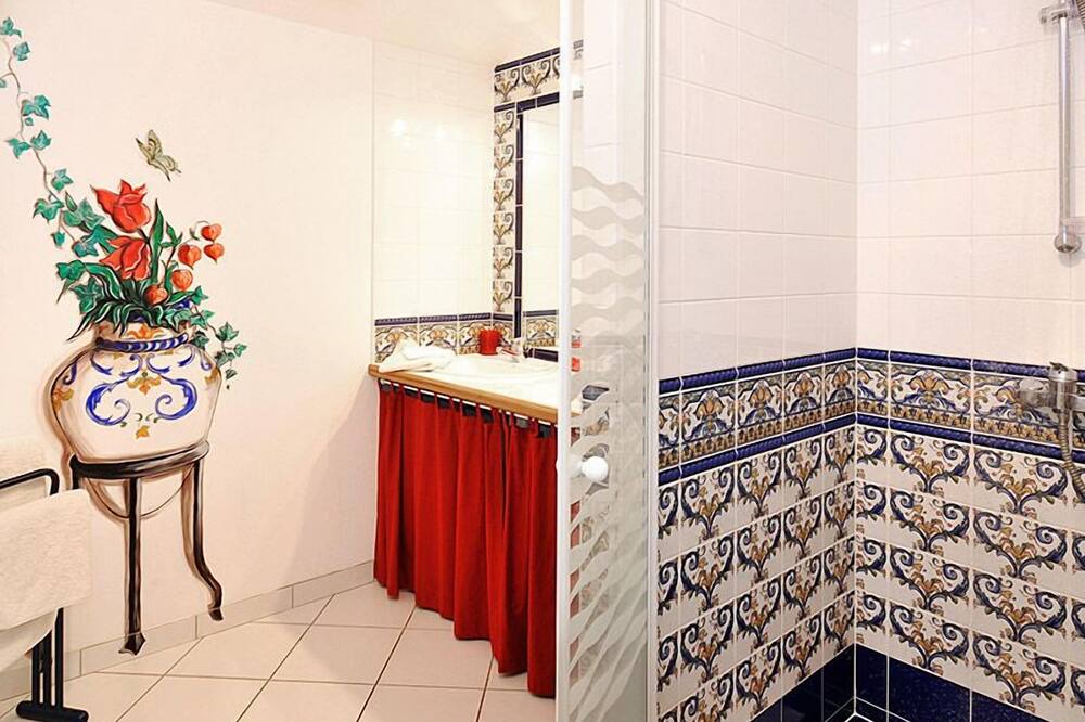 Photo of Bathroom in Aubiet