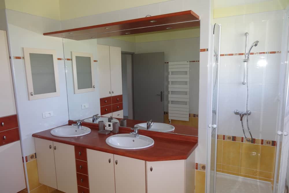 Photo of Bathroom in Aubiet