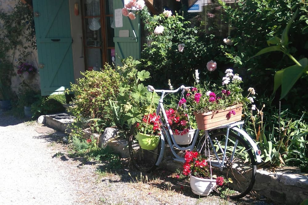 Photo of Outdoor in Chateauneuf-Miravail