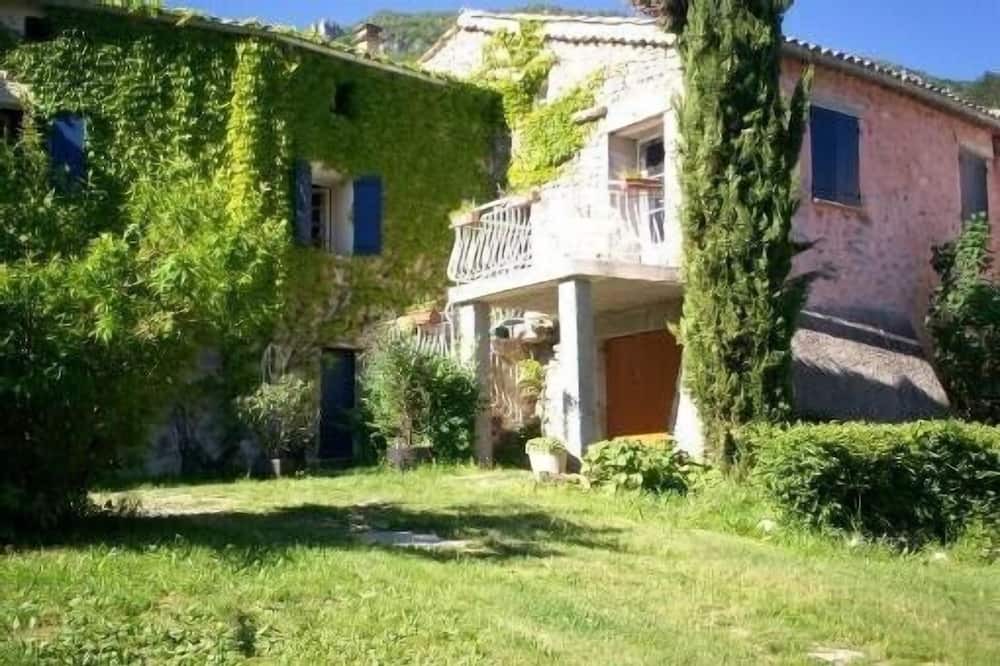 Photo of Outdoor in Chateauneuf-Miravail