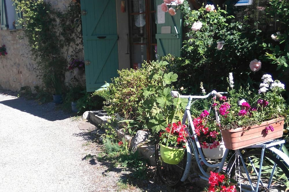 Photo of Outdoor in Chateauneuf-Miravail