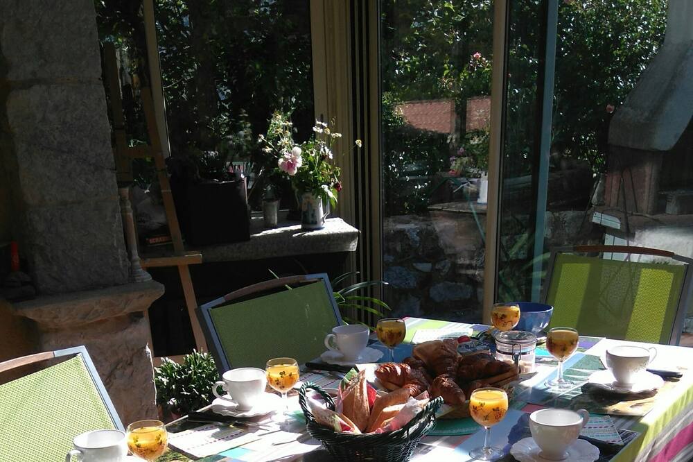 Photo of Patio Balcony in Chateauneuf-Miravail