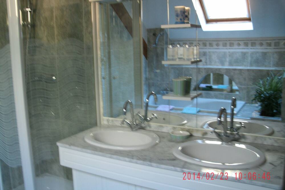 Photo of Bathroom in Pareac