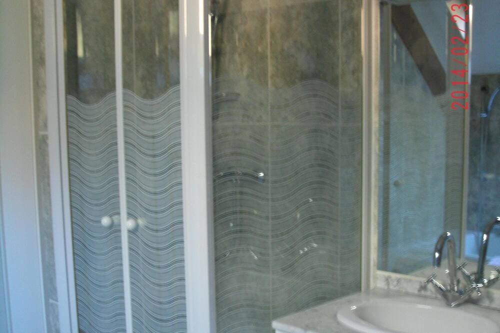 Photo of Bathroom in Pareac