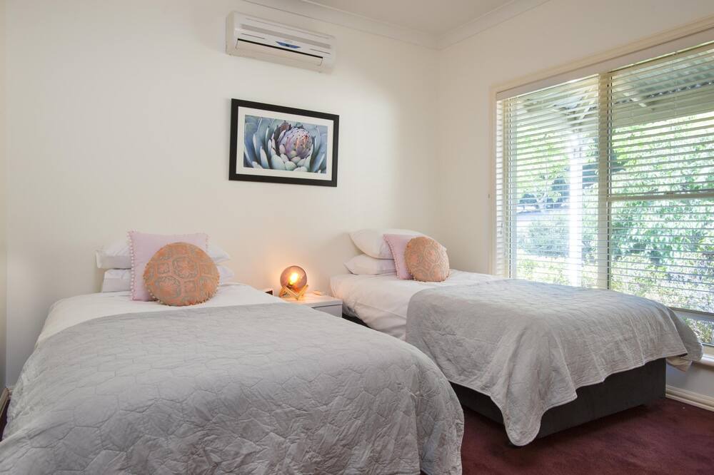 Photo of Others in Emerald