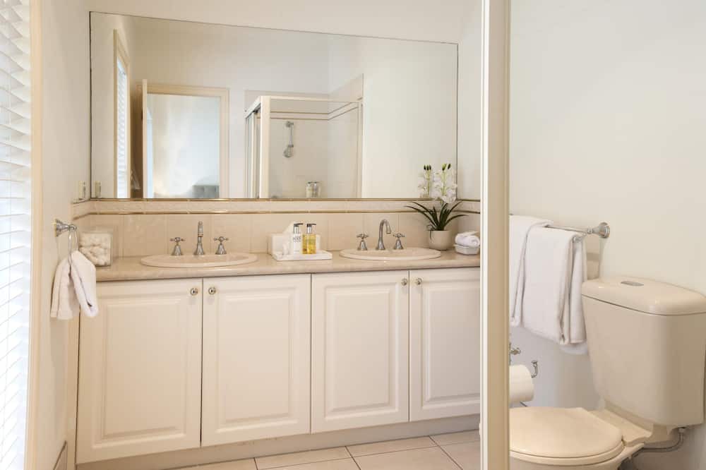 Photo of Bathroom in Emerald