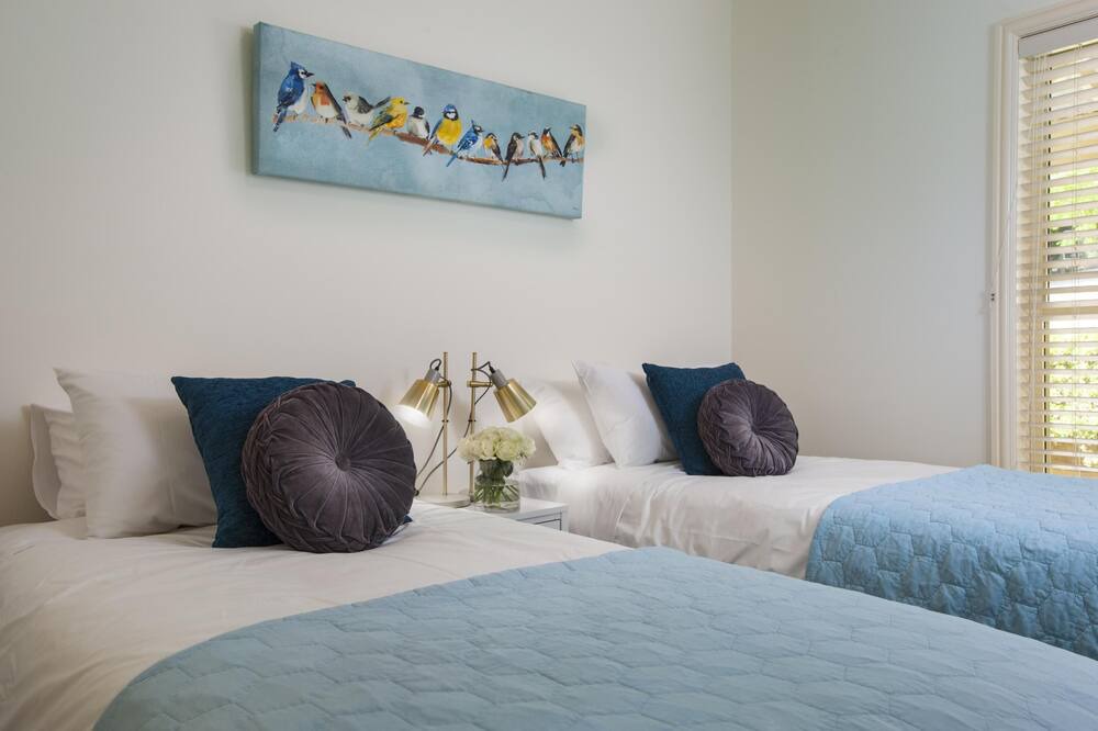 Photo of Others in Emerald