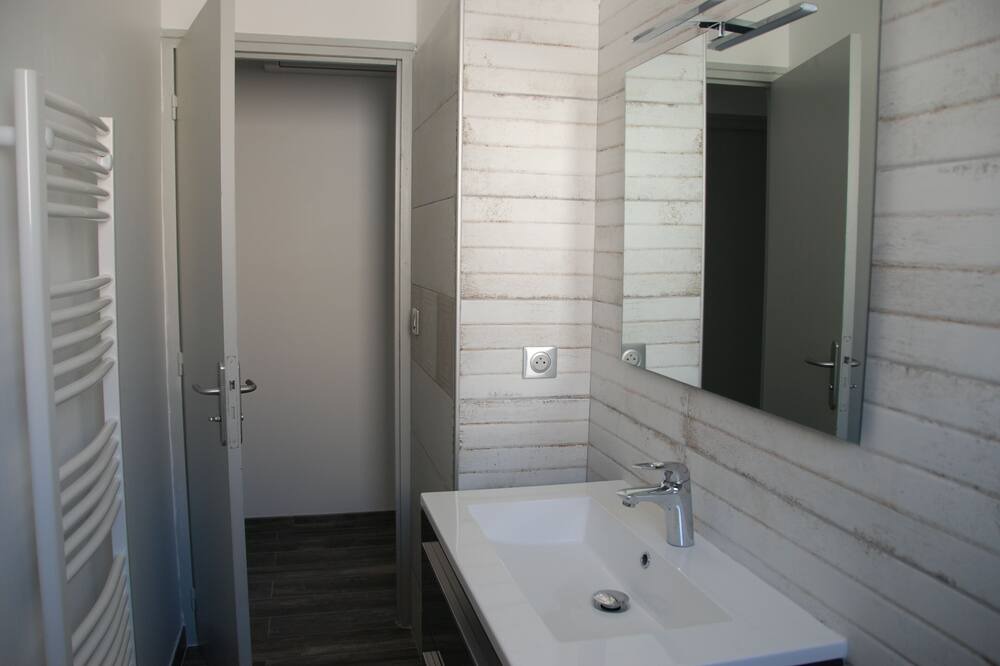 Photo of Bathroom in Lezignan-Corbieres