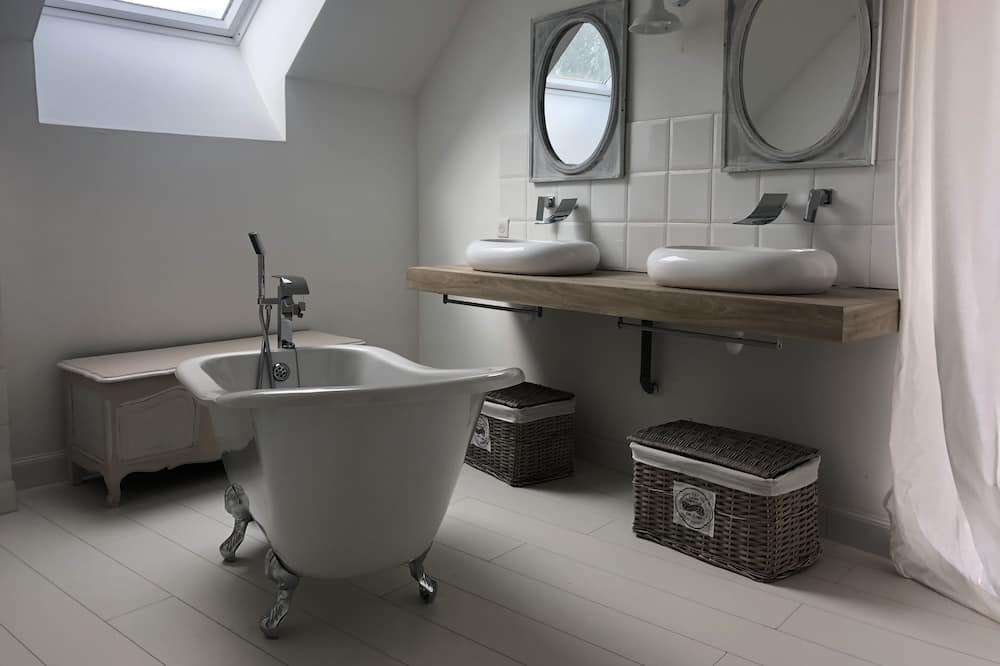 Photo of Bathroom in Fontenay-le-Pesnel