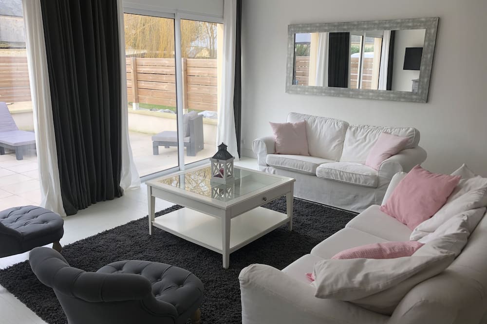 Photo of Livingroom in Fontenay-le-Pesnel