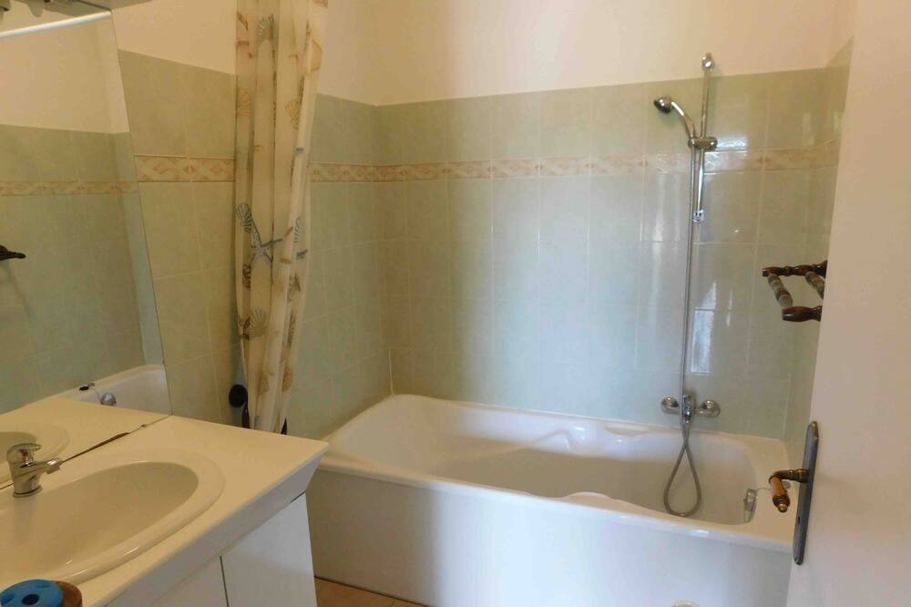 Photo of Bathroom in Villetelle