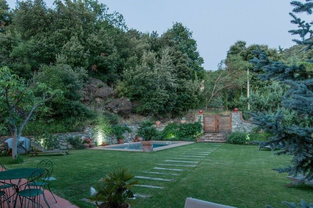 Photo of Outdoor in Reynes