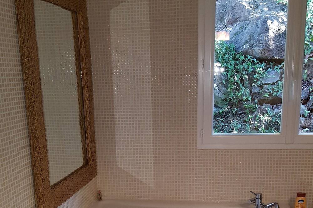Photo of Bathroom in Reynes