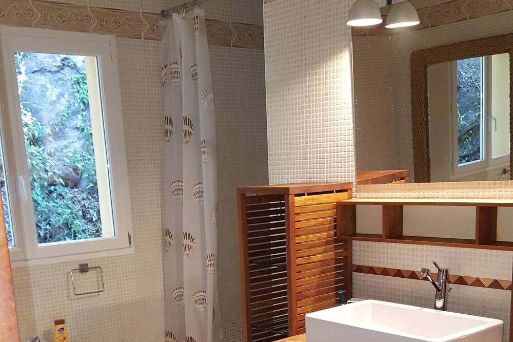 Photo of Bathroom in Reynes