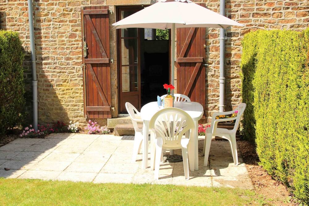 Photo of Patio Balcony in St Denis de Gastines