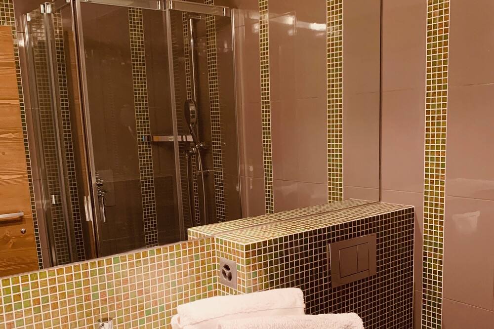 Photo of Bathroom in Lens
