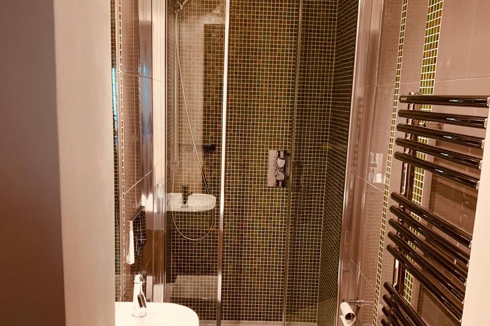 Photo of Bathroom in Lens