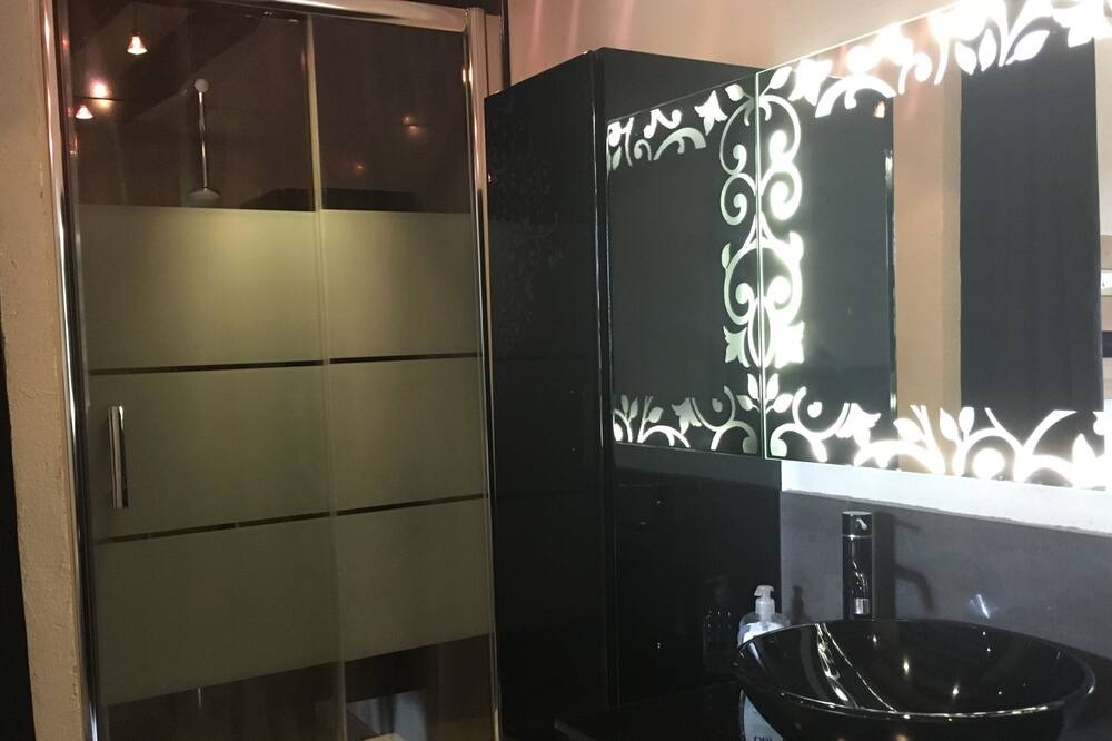 Photo of Bathroom in Thiveral-Grignon