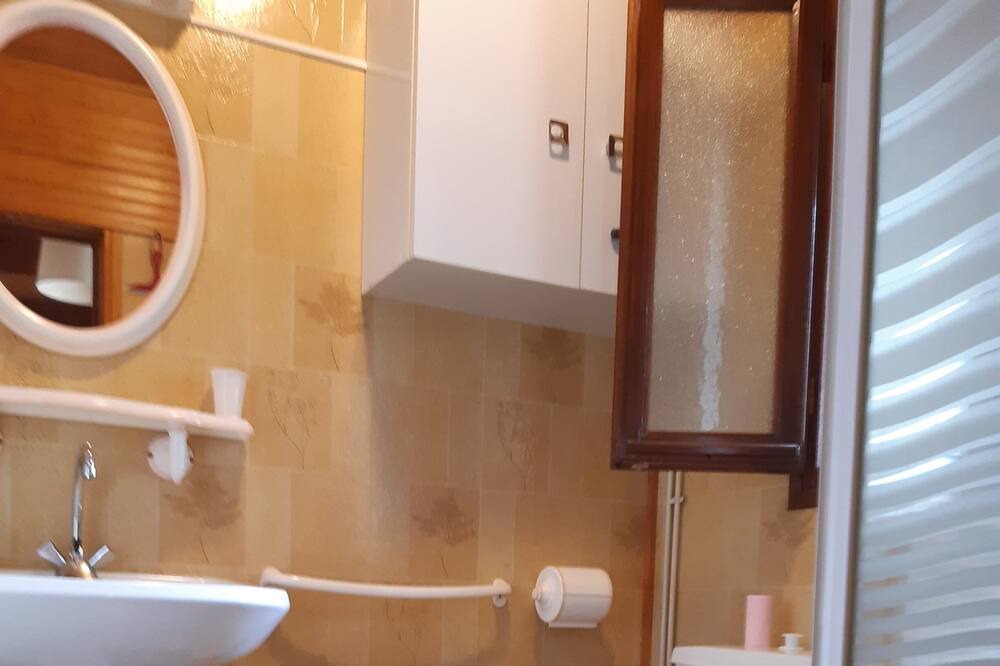 Photo of Bathroom in Llo