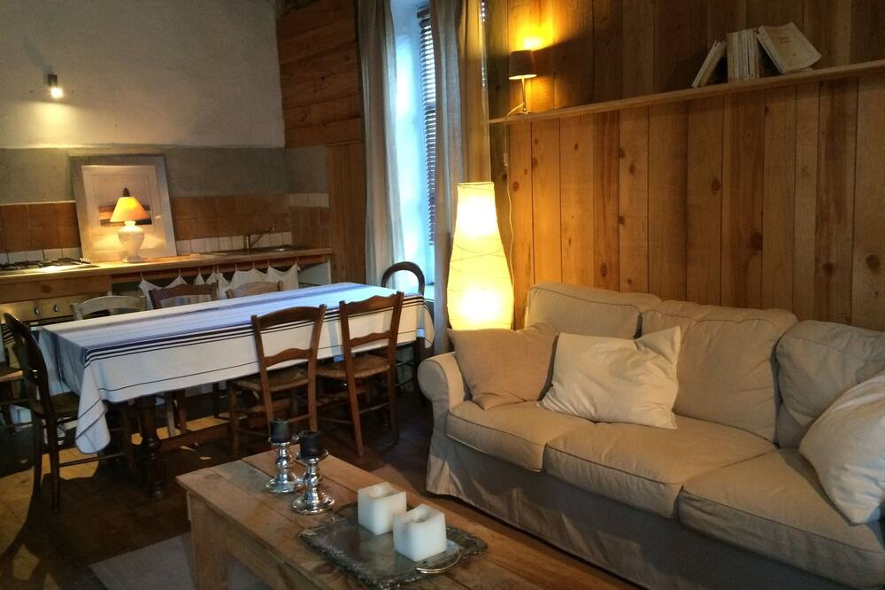 Photo of Livingroom in Laval-Roqueceziere