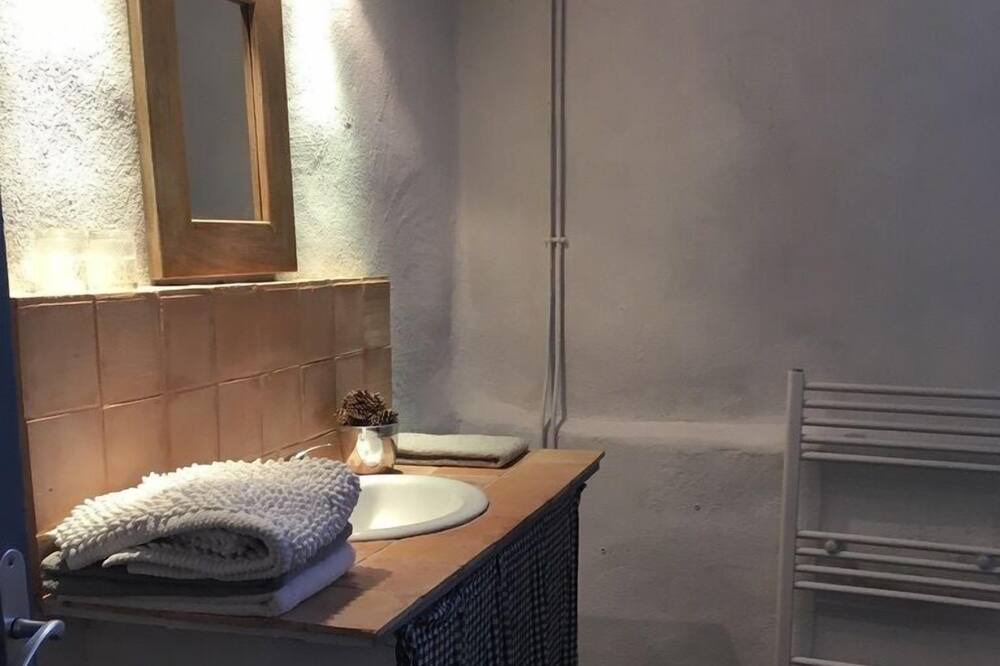 Photo of Bathroom in Laval-Roqueceziere