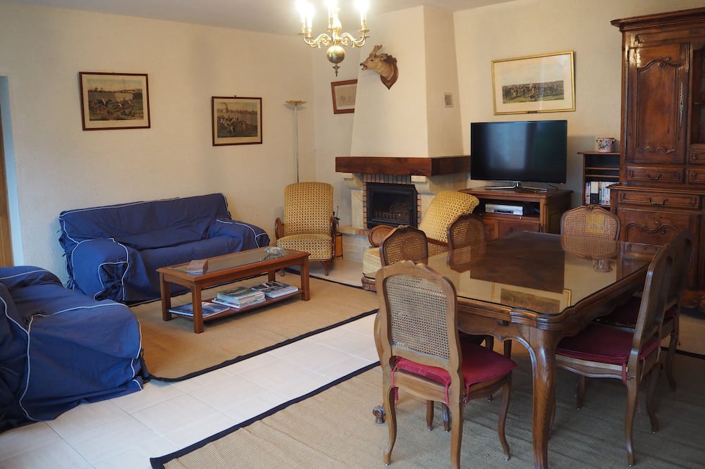 Photo of Livingroom in Becon-les-Granits