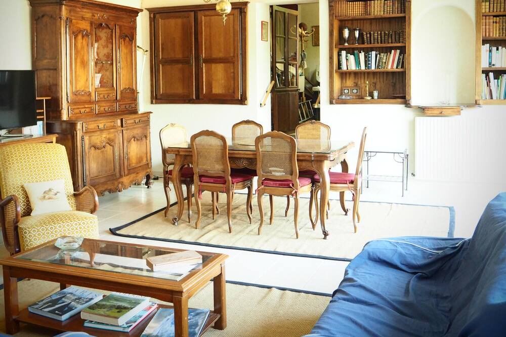 Photo of Livingroom in Becon-les-Granits