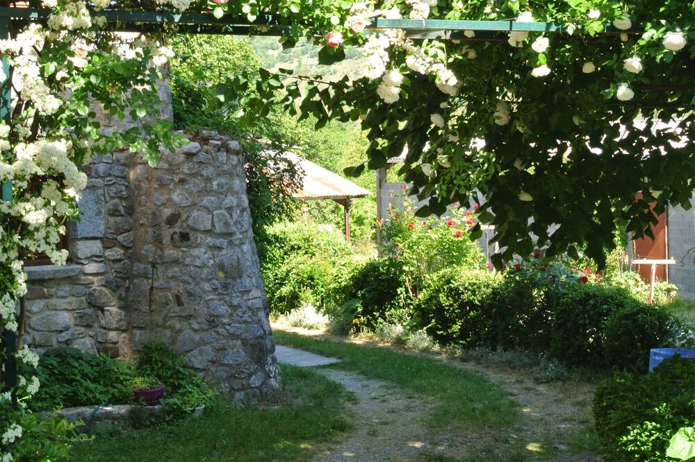 Photo of Outdoor in Chateauneuf-Miravail