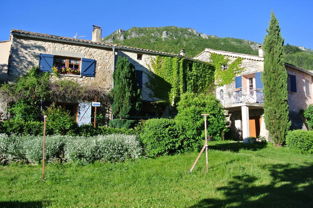 Photo of Outdoor in Chateauneuf-Miravail