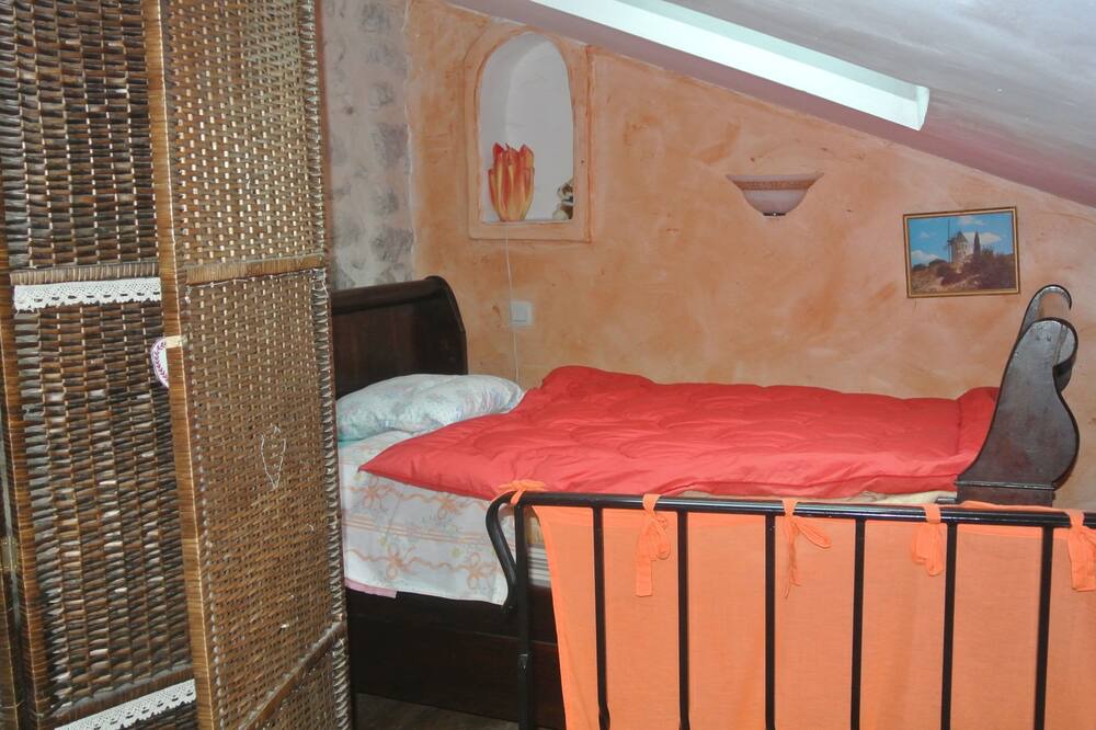 Photo of Bedroom in Chateauneuf-Miravail
